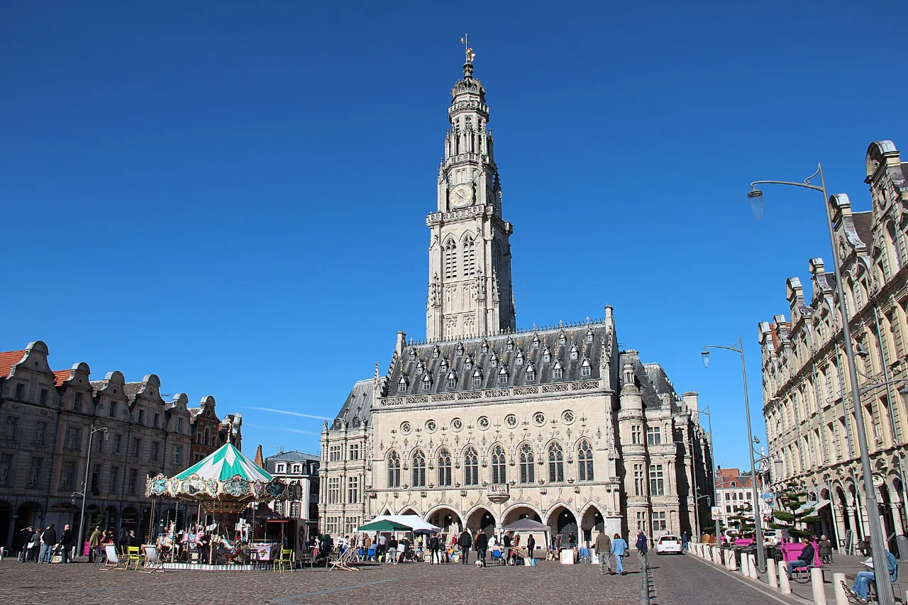 Le beffroi et l’hôtel de ville d’Arras sur la Place des Héros, par une journée ensoleillée
