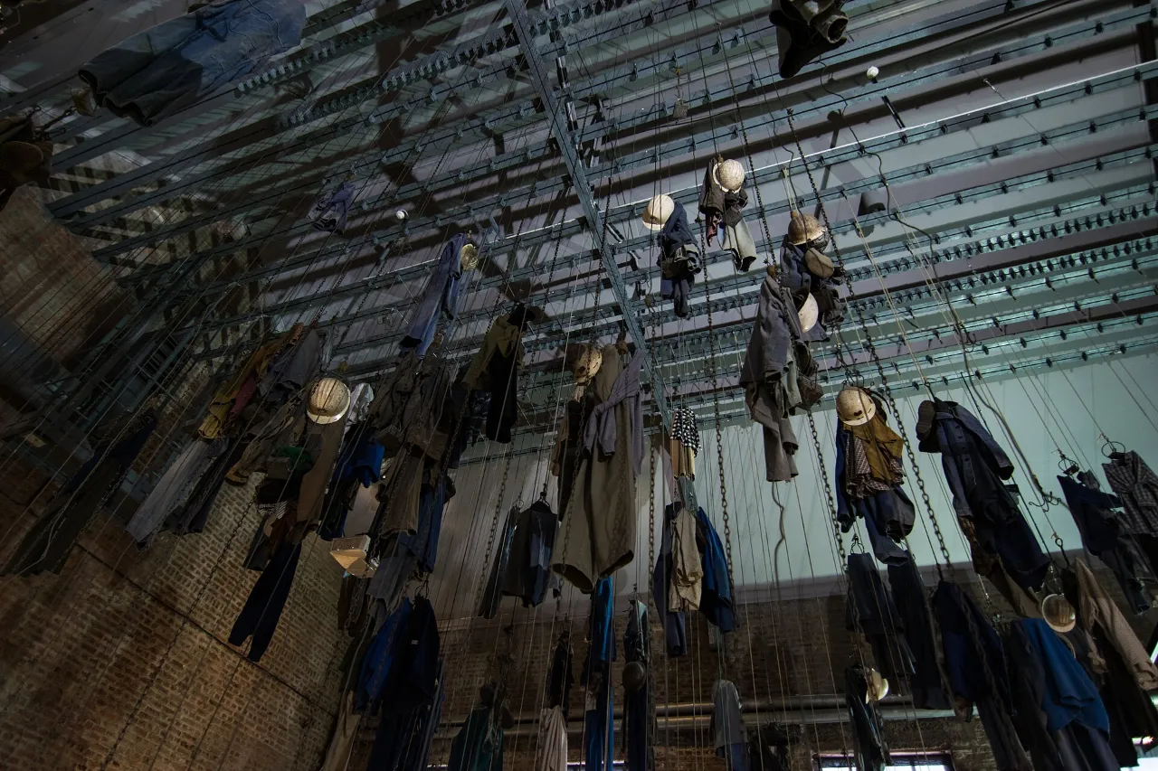 La salle des pendus du Centre historique minier de Lewarde, avec les vêtements des mineurs suspendus au plafond
