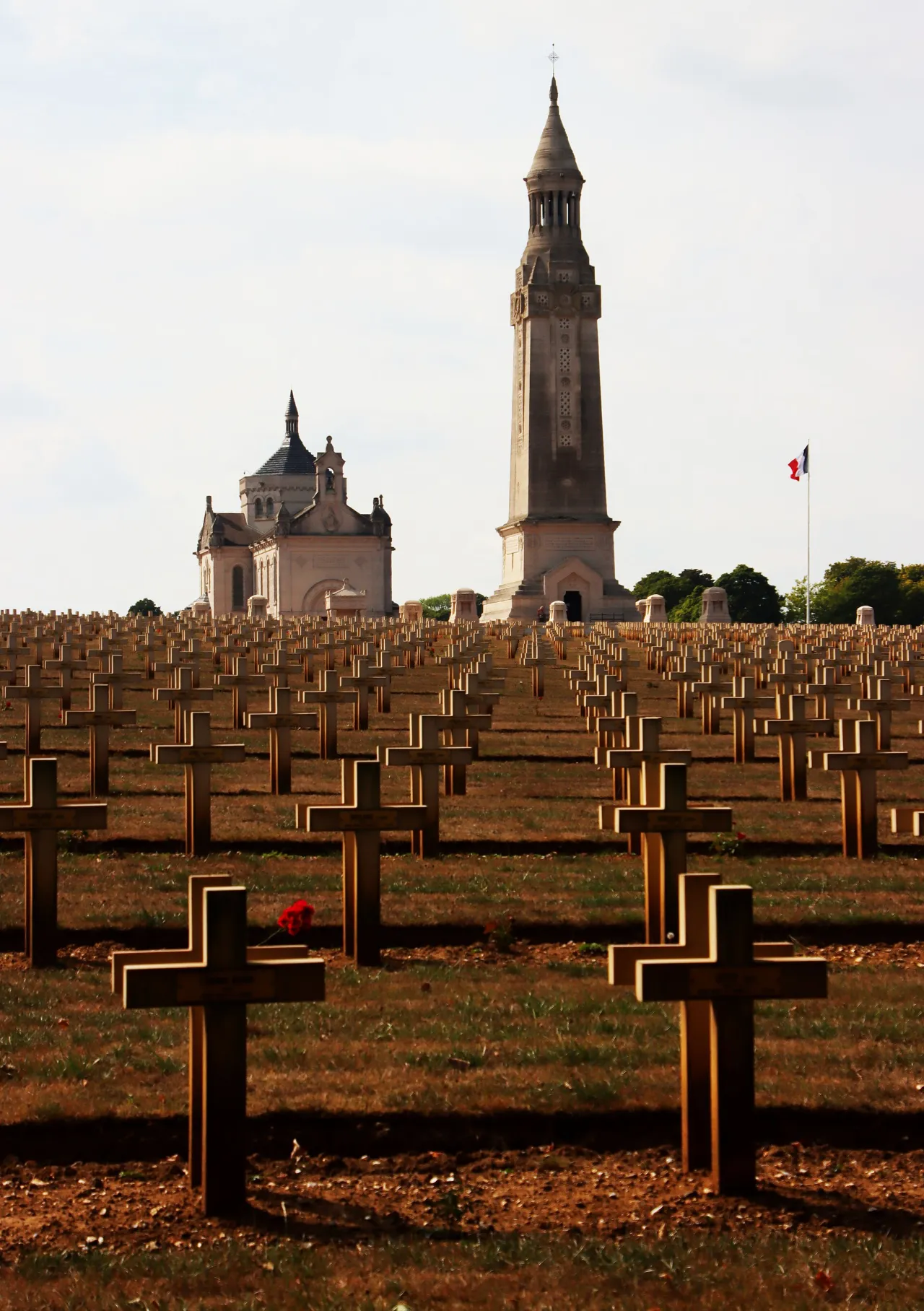 La basilique et la tour-lanterne de Notre-Dame-de-Lorette derrière les croix de la nécropole