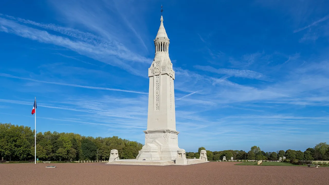 La tour-lanterne blanche de Notre-Dame-de-Lorette au milieu des tombes de la nécropole