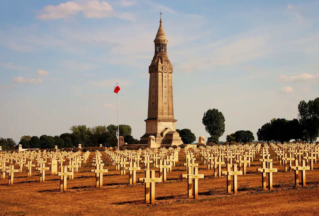 La tour-lanterne de Notre-Dame-de-Lorette et les croix de la nécropole dans une lumière dorée