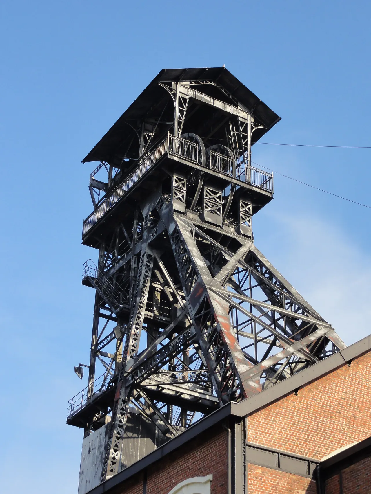 Le chevalement métallique du 9-9bis à Oignies vu d’en bas, sur un ciel bleu